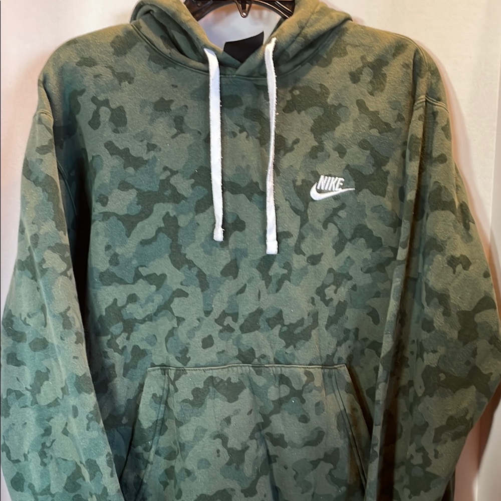 Nike Pullover Hoodie. Men’s Medium. Camouflage Green